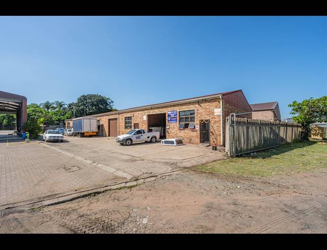 2,200M² BUSINESS CENTRE FOR SALE IN TONGAAT INDUSTRIAL
